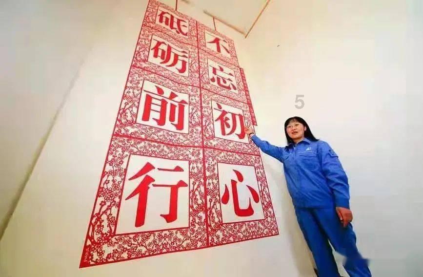 逃离残破的船只